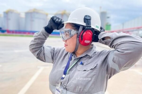 ultracargo oferece 30 vagas gratuitas exclusivas para mulheres em curso de formacao de operadores