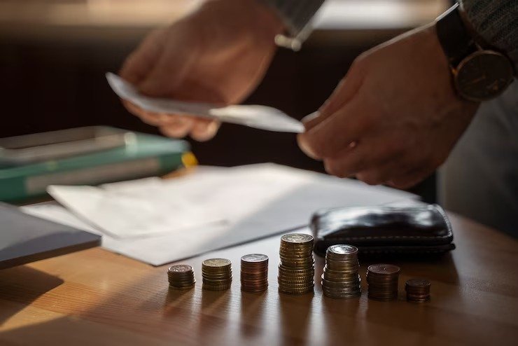 close up em moedas economizadas para despesas de crise de energia 23 2150061829