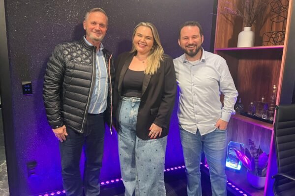 Carlos e Jordana Fischer falam sobre legado, inovação e sucessão no Podcast PFA Carlos Roberto Fischer Jordana Tholl Fischer e Claudemir Marcolla no Podcast PFA Foto Divulgacao