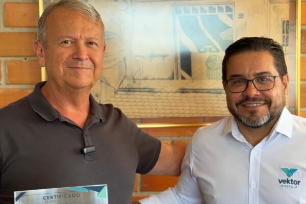Jose Kowalsky da Kowalsky Pescados de Itajai recebe o certificado de energia renovavel do CEO da Vektor Sandro Bittencourt de Souza Divulgacao